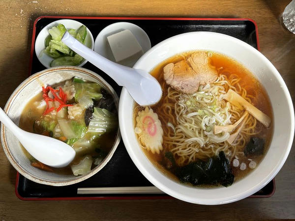 今週のランチ 醤油ラーメンと中華丼セット 850円