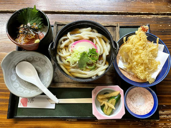 本日のおすすめセット（えびと新玉ねぎの天ぷらうどん（煮込み）＋ミニまぐろ丼） 1,200円