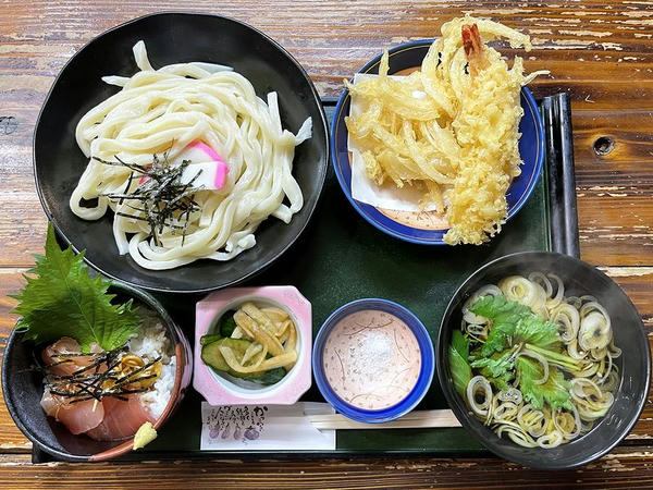 本日のおすすめセット（えびと新玉ねぎの天ぷらうどん（つけ汁）＋ミニまぐろ丼） 1,200円