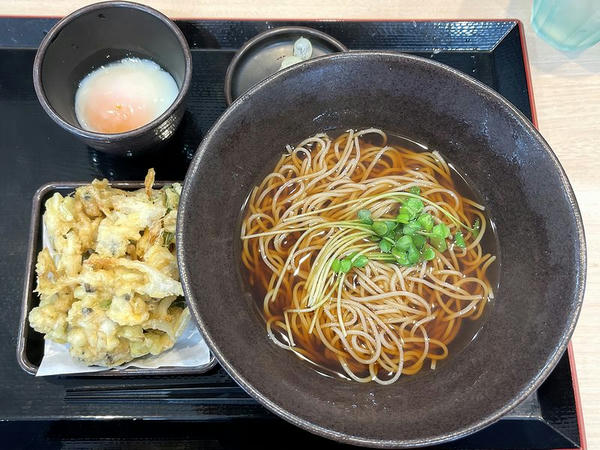 ギッシリあさりと葱のかきあげそば（温） 670円 ＋ 温泉玉子 100円