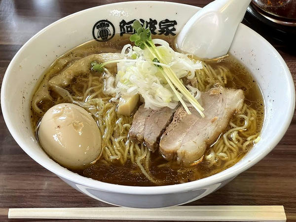 地鶏 味玉中華そば（大盛） 930円（平日なので大盛り無料）