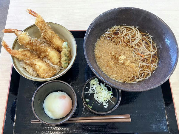 日替わり得セット ミニ三海老天丼 730円 ＋ 温泉玉子 100円