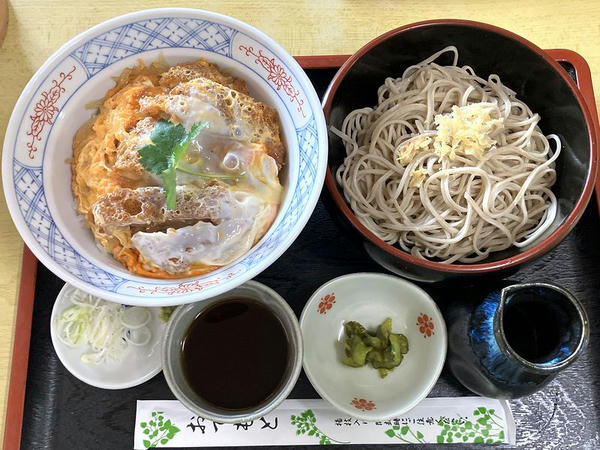 かつ丼と並そば 1,050円