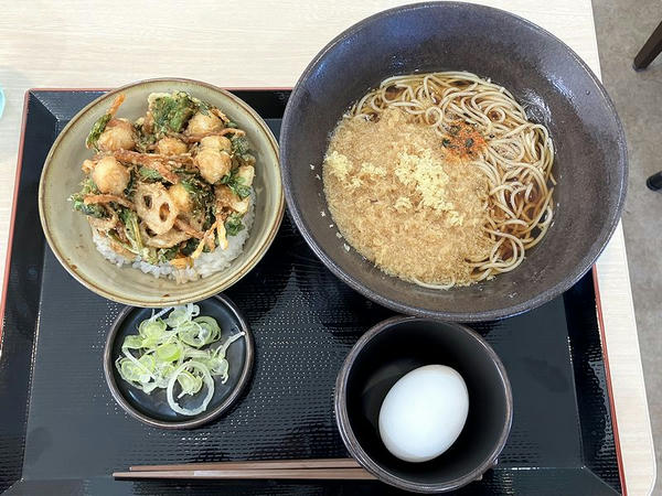 小柱と春菊のミニかき揚げ丼セット（温） 850円 ＋ 生たまご 70円