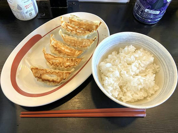 プレミアム醤油セットの餃子とライス