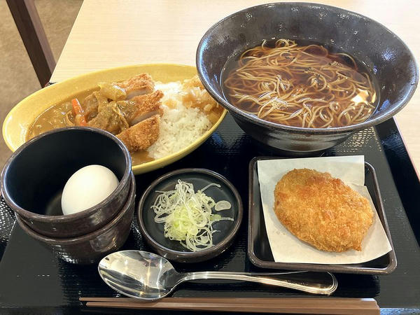 ミニカツカレーセット（温） 730円 ＋ 生たまご 70円 ＋ コロッケ 100円