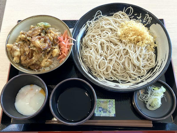 ギッシリあさりと葱のミニかきあげ丼セット（冷） 880円 ＋ 麺大盛り 100円 ＋ 温泉玉子（クーポンにて無料）