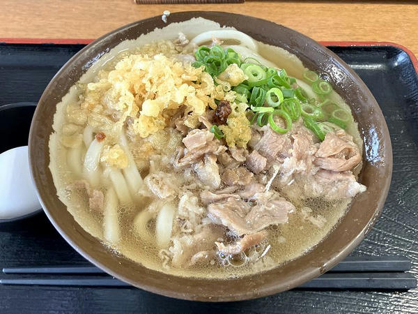 肉うどん（小） 580円 ＋ 温泉たまご 100円