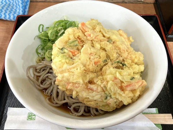 おにぎりセットかきあげそば 700円 ＋ 冷たいそばに変更 30円 の、冷たいかき揚げそば