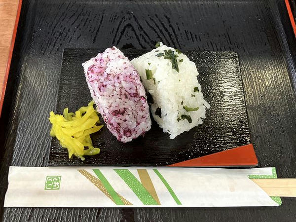 おにぎりセットかきあげそば 700円 ＋ 冷たいそばに変更 30円 の、おにぎり