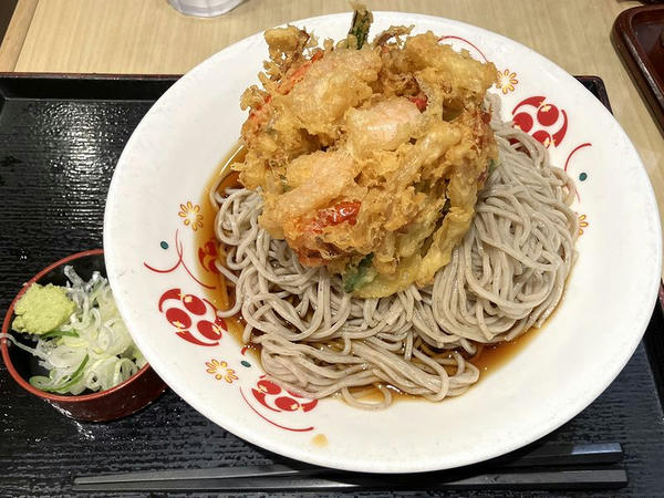 海老とオクラの冷しかき揚げそば（2倍盛り） 830円