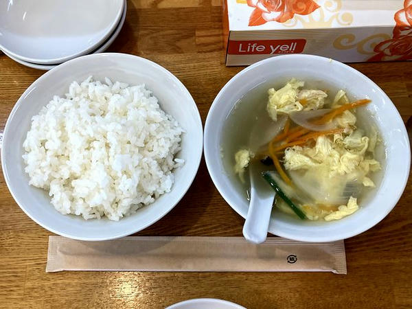 びっくり餃子セット 850円の、ライスとスープ