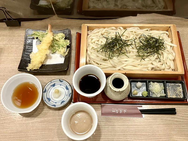 えび天ざるきしめん（箱盛り） 1,370円 ＋ ごまだれ 310円