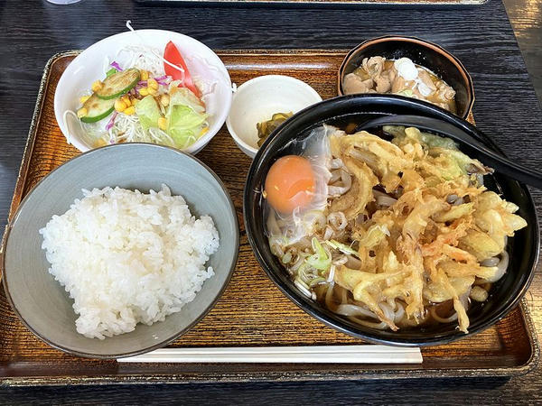 天ぷらうどん生玉子入（氏家うどん） 700円 ＋ Sセット 400円