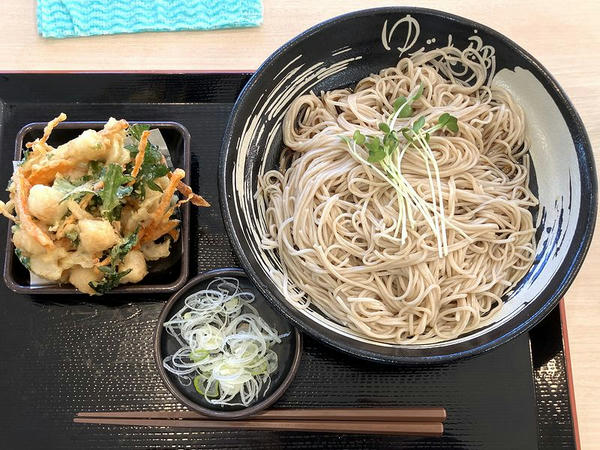 小柱と春菊のかきあげそば（冷） 800円 ＋ そば大盛 100円