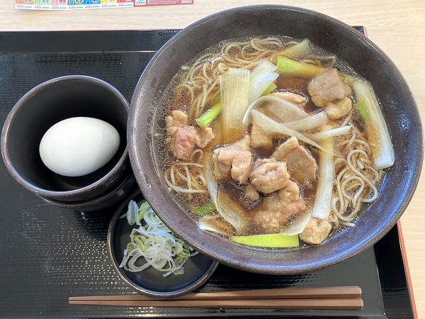 鴨南蛮そば（温） 820円 ＋ そば大盛 100円 ＋ 生たまご 80円
