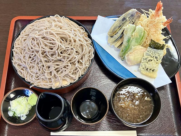 大もりそば 600円 と 天ぷら盛合せ 800円