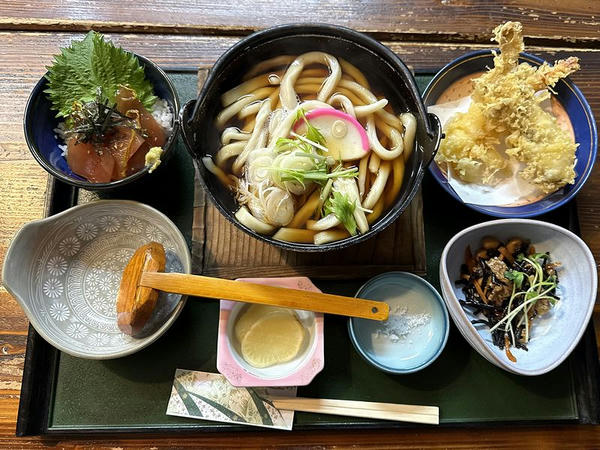 本日のおすすめセットメニュー えびとまいたけの天ぷらうどん（煮込み）＋ミニまぐろ丼＋ひじきの炒り煮 1,300円