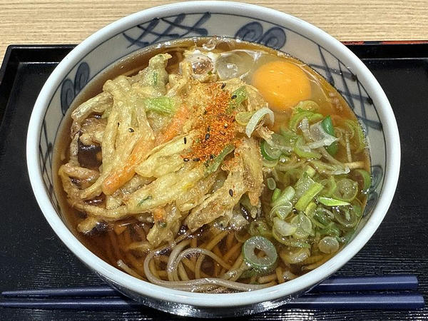 かき揚げそば 530円 ＋ 生卵 110円