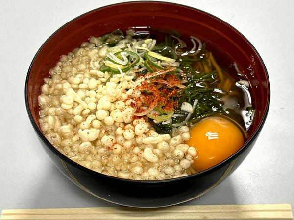 めかぶそば 500円 ＋ たまご 70円 ＋ あげ玉 50円