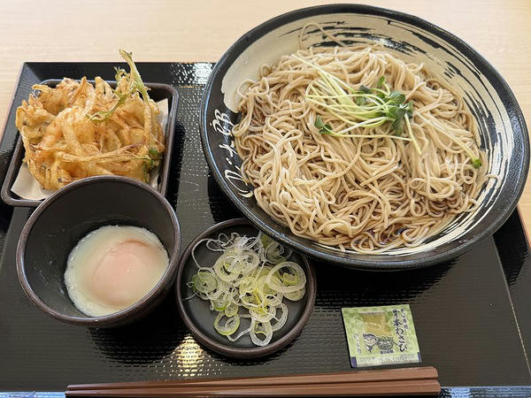 AKEかき揚げそば（冷） 800円 ＋ そば大盛 100円 ＋ 温泉玉子（クーポンで無料）