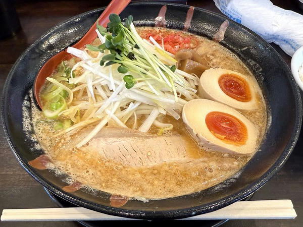 海老味噌らーめん 1,150円 ＋ 那須御養卵の味玉 ガチャガチャ4等で100円