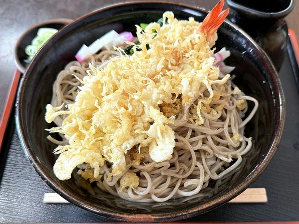 冷やしえび天ぷらそば（大盛） 950円