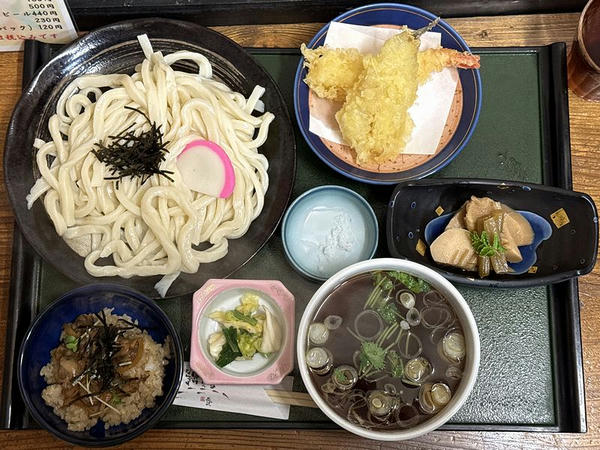 本日のおすすめセットメニュー えびとはぜの天ぷらうどん（温つけ汁）＋ミニあさりごはん＋たけのことふきの煮物（うどん大盛） 1,400円