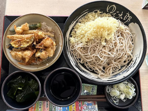 小柱と夏野菜のミニかきあげ丼セット（冷） 950円 ＋ そば大盛 100円 ＋ 三陸わかめ（クーポンにて無料）