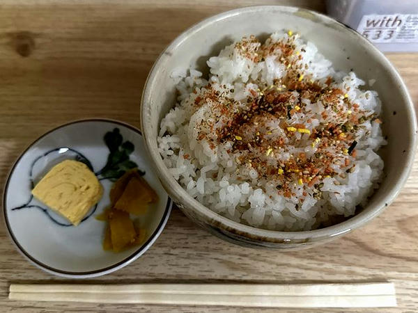 肉うどん定食780円の、ご飯とお新香など