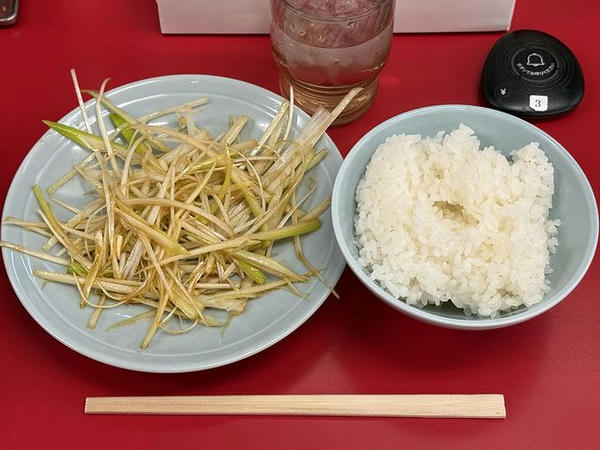 白髪ネギ 160円 と 半ライス 170円