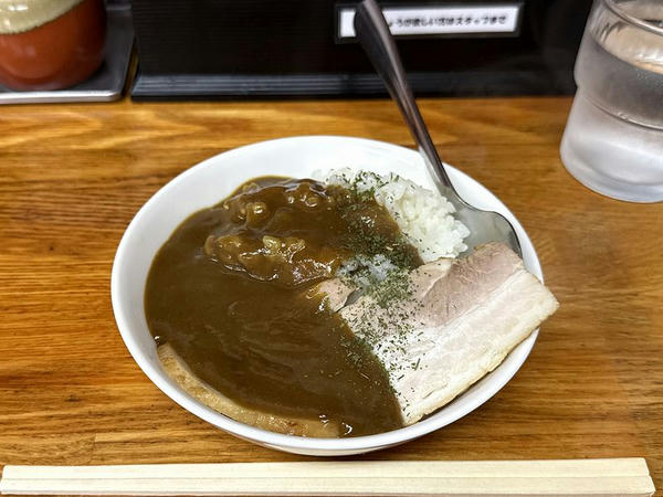 燻製バラ肉香る豚骨カレー（ハーフ） 280円