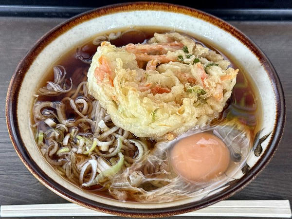 かき揚げそば 700円 ＋ 玉子 100円