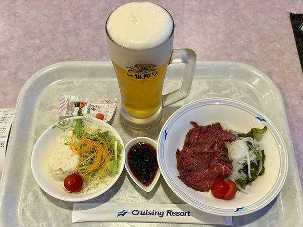 道産牛ローストビーフのサラダ 780円 ＋ ポテトサラダ 300円 ＋ 生ビール 700円
