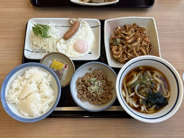 菅谷の納豆＆目玉焼き朝定食 720円 ＋ かき揚げ天ぷら 270円