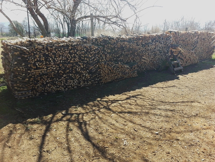 整然と積み上げられた来季用の薪の壁