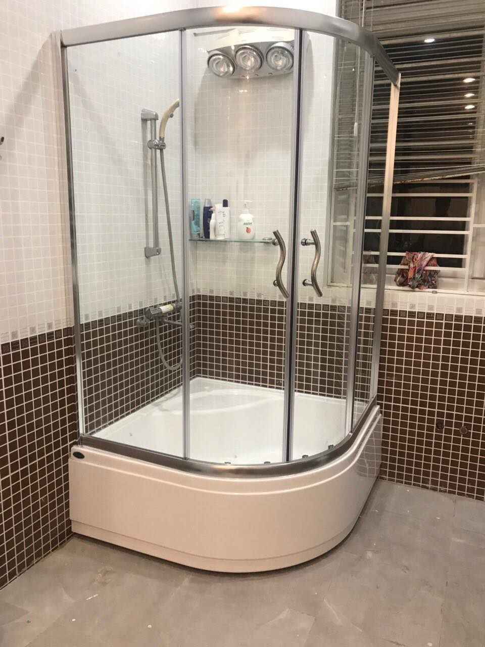 Bồn tắm c&oacute; g&oacute;c k&iacute;nh 