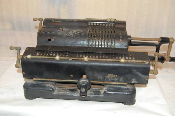 昔の手回し計算機