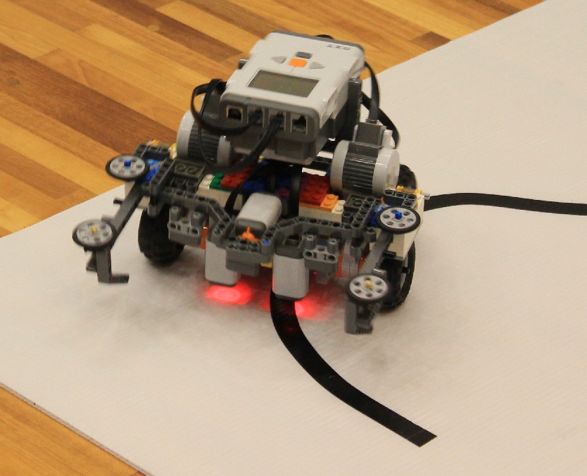 「タイガー」のロボットです。坂用のローラーが左右についていて、ロボット自体がかなり個性的な形ですね。