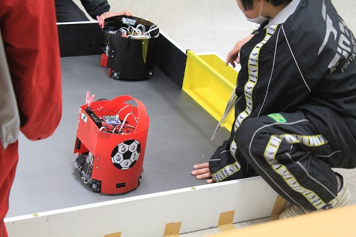 ＴＪ３で作られたサッカーロボットです。今回のサッカーでは完全な自作機はいなかったような気がします。