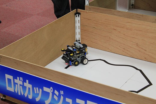 チームORのロボットです。RCXを使用してかなり小さくまとめられていますね。なんかいいなぁ。こういうロボット。