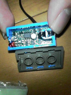 RCXライトセンサーの内部です。真ん中にLM358？らしきICとコンデンサ、そして左端にはLEDとフォトトランジスタが確認できます。あとは小さすぎて写真じゃわかりませんね・・・