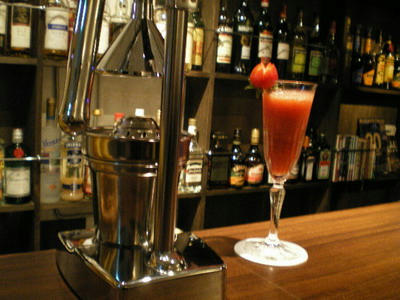  『ＢＡＲ　ＦＯＲＥＳＴ』で苺のカクテル♪