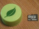 大きさ比較。生茶のキャップとmicroSD