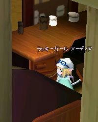 狭っこい所に潜り込みます。