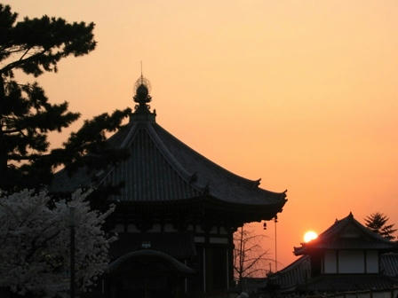 南円堂に沈む夕日