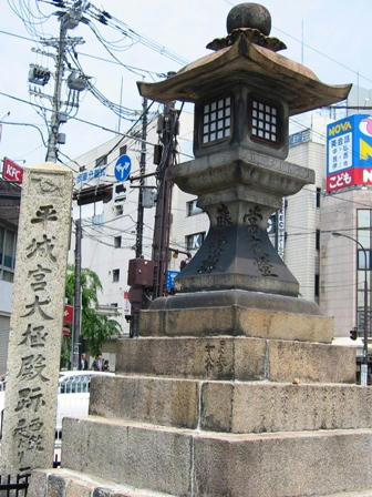 駅前の灯篭