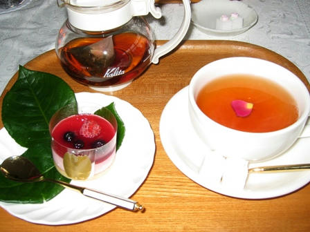 ローズティとケーキ