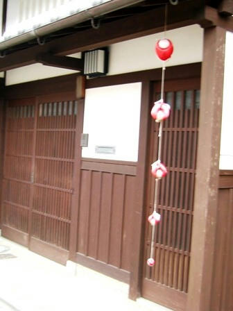 軒先に吊らされた身代わり猿