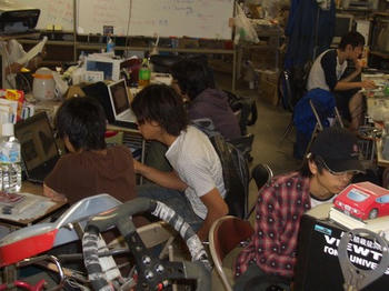 パソコンに向かうメンバー